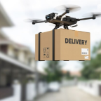 Drone voando levando uma caixa